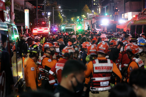 지난 29일 밤 서울 용산구 이태원 한복판에서 압사 사고로 인한 심정지 환자가 대규모로 발생했다.사진은 30일 사고가 발생한 서울 용산구 이태원 사고 현장에서 소방구급 대원들이 현장을 수습하고 있는 모습. 뉴스1