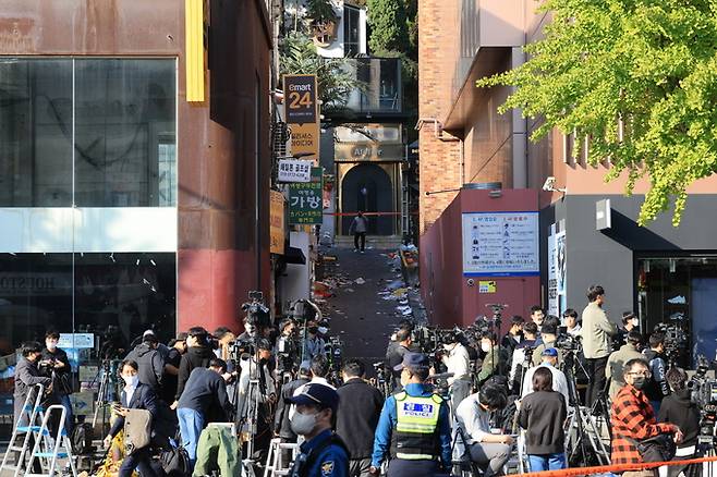 30일 서울 용산구 이태원동 '핼러윈 인파' 압사 사고 현장 부근에 취재진이 대기하고 있다.  연합뉴스