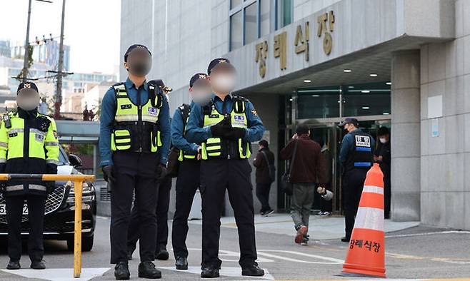 30일 이태원 압사 사고 사망자들이 안치된 서울 용산구 순천향대학교서울병원 장례식장 입구를 경찰이 통제하고 있다. 연합뉴스