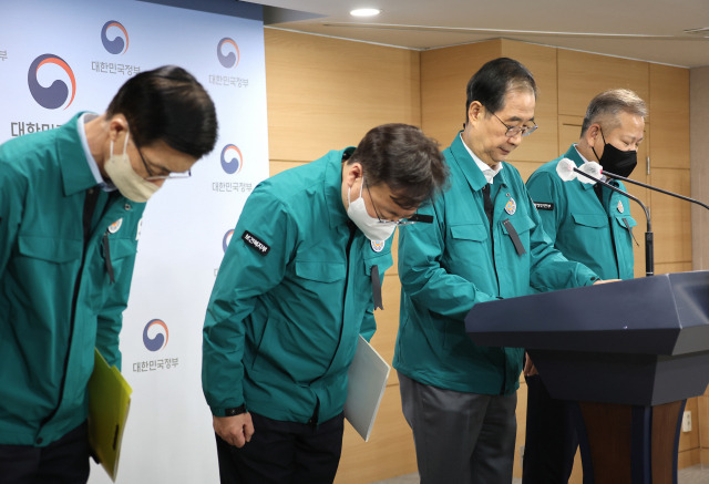 한덕수 국무총리가 30일 정부서울청사 브리핑실에서 '이태원 압사 시건'와 관련 브리핑을 마치고 관계 부처 장관들과 인사하고 있다. 연합뉴스