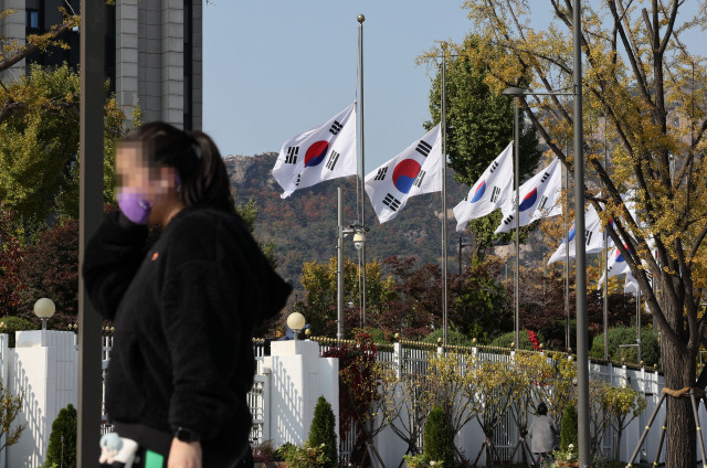 윤석열 대통령이 이태원 압사 참사 사고수습이 마무리될 때까지를 국가애도기간으로 정한 30일 오후 서울 종로구 광화문 정부서울청사에 조기가 게양돼 있다. 연합뉴스