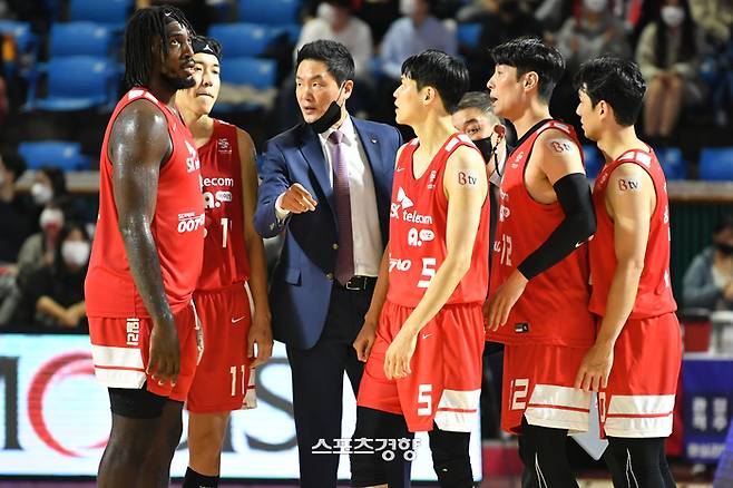 전희철 서울 SK 감독이 지난 29일 잠실 학생체육관에서 열린 2022~2023 SKT 에이닷 프로농구 서울 SK와 서울 삼성의 경기에서 선수들에게 작전 지시를 하고 있다. KBL 제공