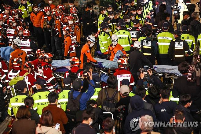 이태원 사고, 희생자 구조 (서울=연합뉴스) 박동주 기자 = 지난 29일 오후 서울 용산구 이태원동 일대에 핼러윈을 맞아 인파가 몰려 사고가 발생했다.
    30일 새벽 현장에 급파된 119 구급대원들이 희생자 구조활동을 하고 있다. 2022.10.30    pdj6635@yna.co.kr