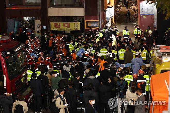 분주한 사고현장 (서울=연합뉴스) 박동주 기자 = 30일 오전 서울 용산구 이태원 핼러윈 인명사고 현장에서 구조대원 등이 구조활동을 하고 있다. 2022.10.30 pdj6635@yna.co.kr