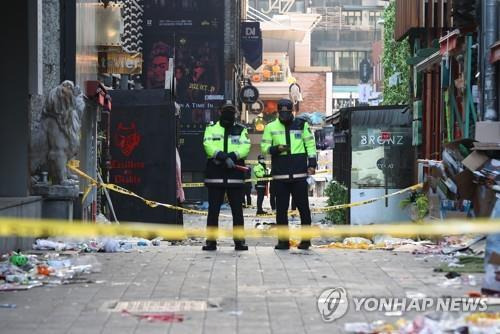 통제되는 사고 현장 (서울=연합뉴스) 신현우 기자 = 핼러윈을 앞두고 서울 용산구 이태원동 일대에서 대규모 압사 참사가 발생한 다음날인 30일 오전 사고 현장이 통제되고 있다. 소방당국은 이번 사고로 이날 오전 6시 기준 149명이 숨지고 76명이 다쳐 모두 225명의 사상자가 발생한 것으로 집계했다. 2022.10.30 nowwego@yna.co.kr