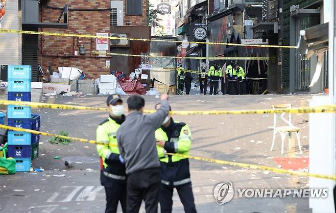 이태원 사고 현장 (서울=연합뉴스) 한상균 기자 = 30일 용산구 이태원 압사 사고 현장을 경찰이 통제하고 있다. 
    29일 밤 이태원동 일대에 핼러윈 인파가 한꺼번에 몰리면서 140명 이상이 사망하는 대규모 압사 참사가 났다. 2022.10.30 xyz@yna.co.kr