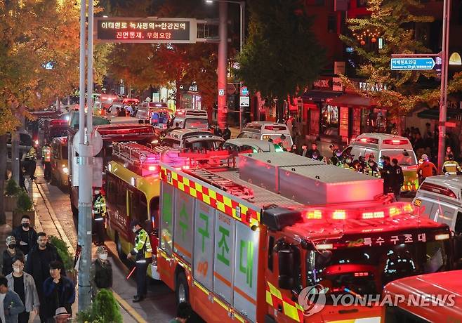 이태원 사고 현장, 소방 대응 3단계 발령 (서울=연합뉴스) 박동주 기자 = 지난 29일 오후 서울 용산구 이태원동 일대에 핼러윈을 맞아 인파가 몰려 사고가 발생했다.
    30일 새벽 소방 대응 3단계가 발령된 사고 현장에 급파된 119 구조대원들이 희생자 구조활동을 하고 있다. 2022.10.30 pdj6635@yna.co.kr