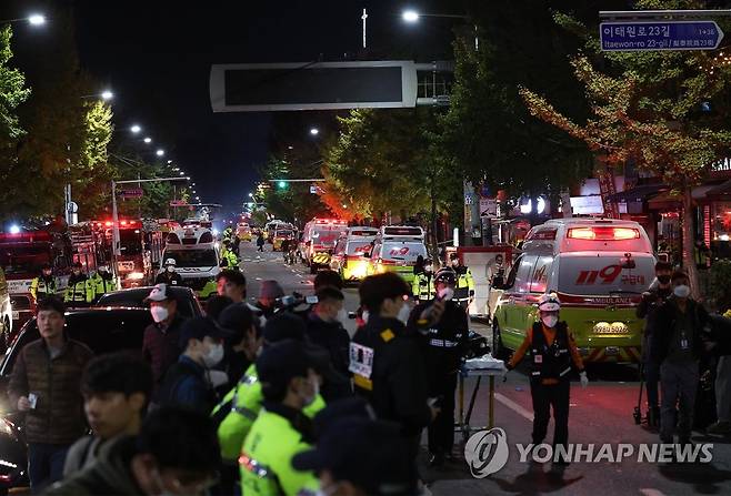 구조 위해 대기하는 구급차 (서울=연합뉴스) 이지은 기자 = 30일 오전 서울 용산구 이태원 핼러윈 인명사고 현장에 구급차가 모여있다. 2022.10.30 jieunlee@yna.co.kr