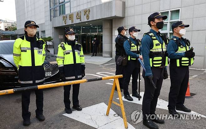 순천향대병원 장례식장 통제하는 경찰 (서울=연합뉴스) 김인철 기자 = 30일 오후 이태원 압사 사고 사망자들이 안치된 서울 용산구 순천향대학교서울병원 장례식장 입구를 경찰이 통제하고 있다. 2022.10.30 yatoya@yna.co.kr