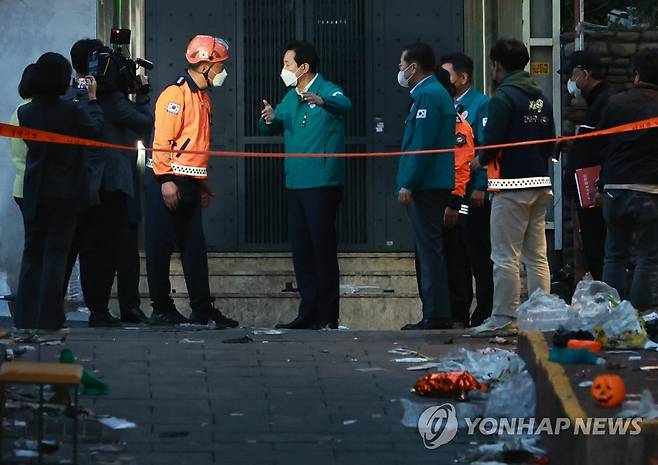 귀국 뒤 이태원 참사 현장 찾은 오세훈 시장 (서울=연합뉴스) 홍해인 기자 =  오세훈 서울시장이 30일 오후 서울 용산구 이태원동 '핼러윈 인파' 압사 사고 현장을 찾아 소방 관계자로부터 현장 상황에 대한 설명을 듣고 있다. 2022.10.30 hihong@yna.co.kr