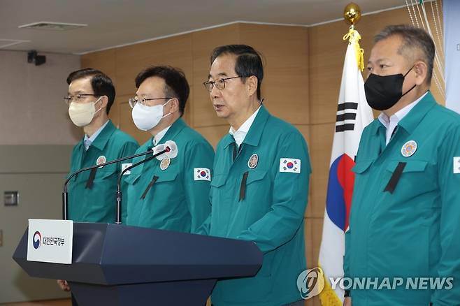 한덕수 총리, '이태원 압사 참사' 관련 브리핑 (서울=연합뉴스) 김승두 기자 = 한덕수 국무총리가 30일 정부서울청사 브리핑실에서 검은 리본을 가슴에 달고 '이태원 압사 참사'와 관련, 브리핑하고 있다. 2022.10.30 kimsdoo@yna.co.kr