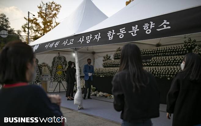 31일 서울 용산구 지하철 6호선 녹사평역 앞에 마련된 '핼러윈 압사 사고' 사망자 합동분향소에서 시민들이 헌화하고 있다./사진=이명근 기자 qwe123@