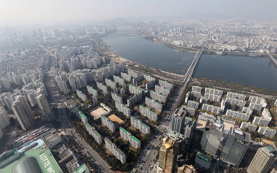 지난 28일 서울 송파구 롯데월드타워 전망대 서울스카이에서 바라본 서울시내 아파트의 모습. 사진=뉴시스