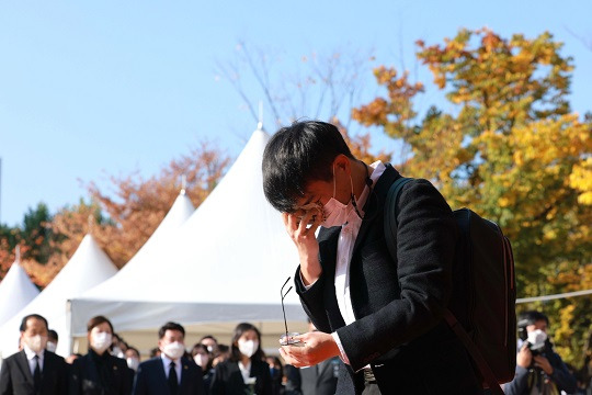 31일 서울 중구 서울광장에 마련된 이태원 사고 사망자 합동분향소를 찾은 시민이 이태원 참사 희생자 조문을 마치고 오열하고 있다. 사진=뉴시스