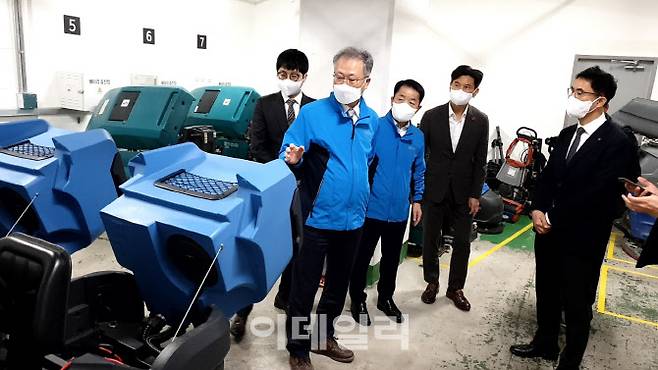 지난 25일 서울 서초구 신세계 백화점 강남점에서 안종주 한국산업안전보건공단 이사장이 현장 점검에 나서고 있다.(사진=안전보건공단 제공)