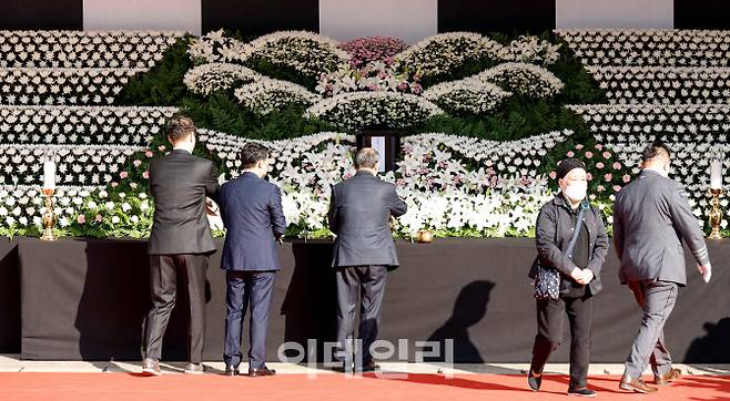 31일 서울 중구 서울광장에 마련된 이태원 참사 사망자를 위한 합동분향소를 찾은 시민들이 헌화하고 있다.(사진=방인권 기자)