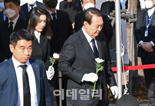 윤석열 대통령과 김건희 여사가 31일 서울 중구 서울광장에 마련된 이태원 참사 사망자를 위한 합동분향소를 찾아 조문하고 있다.(사진=방인권 기자)