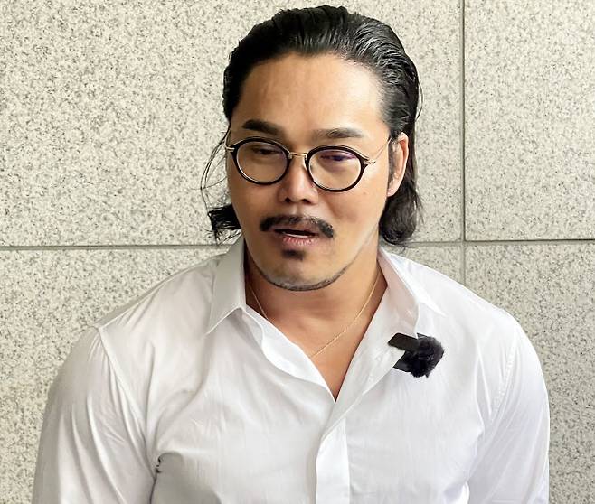 문재인 전 대통령 부부를 모욕한 혐의를 받는 극우 성향 유튜버 안정권씨가 지난달 5일 오후 구속 전 피의자 심문(영장실질심사)을 받기 위해 인천시 미추홀구 인천지방법원으로 들어서던 중 취재진에 심경을 밝히고 있다. (사진=연합뉴스)