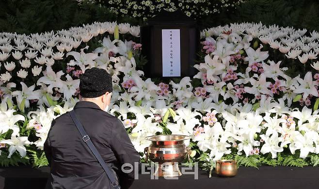 [이데일리 방인권 기자] 31일 서울 중구 서울광장에 마련된 이태원 참사 사망자를 위한 합동분향소를 찾은 시민들이 헌화하고 있다.