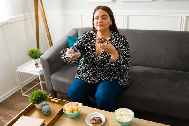 TV를 보면서 음식을 먹으면 과식하기 쉽다. [사진=게티이미지뱅크]