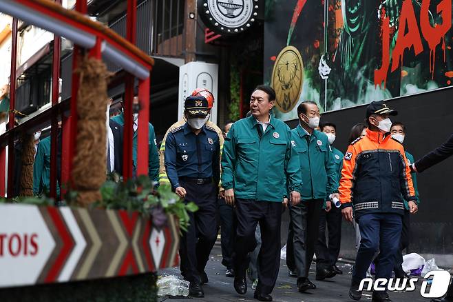 윤석열 대통령이 30일 오전 서울 용산구 이태원 핼러윈 압사사고 현장을 찾아 참사 현장을 살펴보고 있다. (대통령실 제공) 2022.10.30/뉴스1 ⓒ News1 오대일 기자