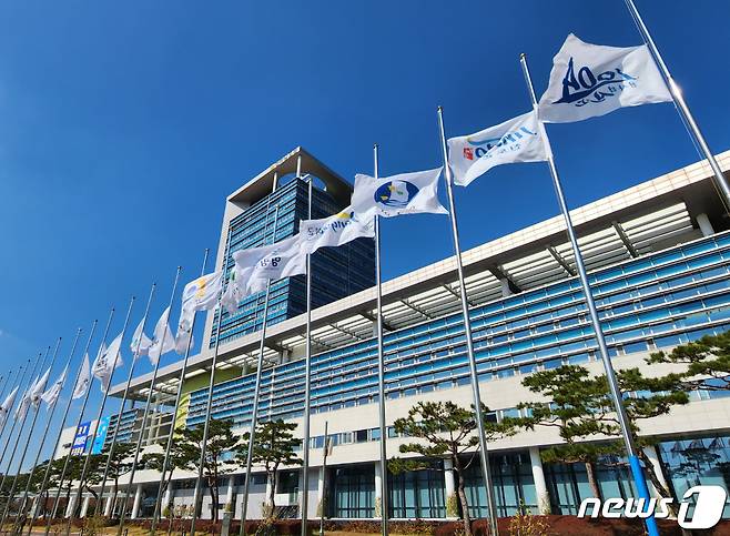 30일 전라남도는 청사 앞 태극기를 비롯한 전남 시·군 산하 모든 깃발들을 조기로 게양해 ‘이태원 참사’로 인해 고인이 되신 분들을 애도하는데 동참하고 있다.(전남도 제공) 2022.10.30/뉴스1