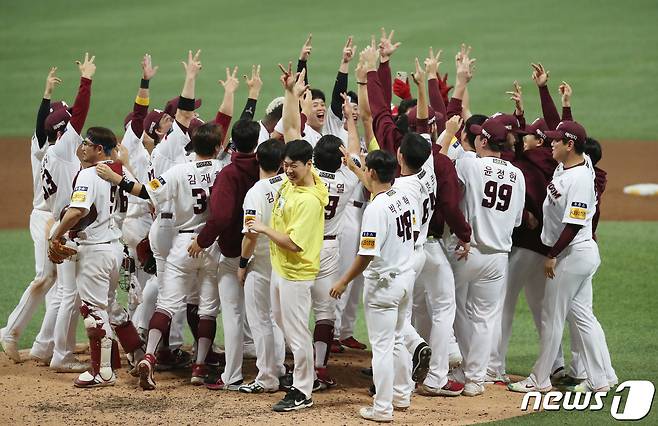 28일 오후 서울 구로구 고척스카이돔에서 열린 프로야구 '2022 신한은행 SOL KBO 포스트시즌' 플레이오프 4차전 LG 트윈스와 키움 히어로즈와의 경기에서 키움 선수들이 한국시리즈 진출을 기뻐하고 있다. 2022.10.28/뉴스1 ⓒ News1 임세영 기자