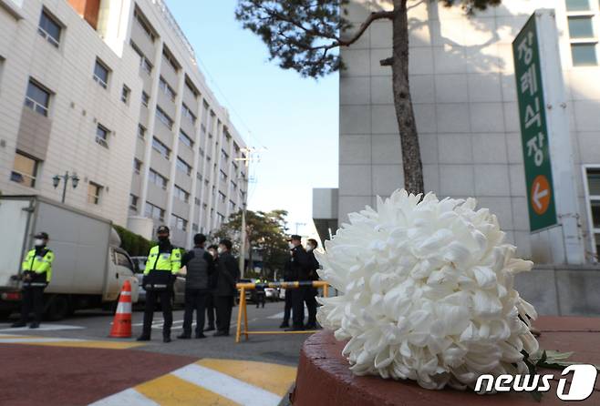 이태원 핼러윈 압사 참사로 사망자가 최소 154명이 발생한 가운데 31일 서울 용산구 순천향대학교서울병원 장례식장에 국화꽃 한 송이가 놓여 있다. 사상자는 순천향대병원과 국립중앙의료원 등 서울 전역의 병원으로 이송됐으며 정부는 사고 경위를 파악 중이다. 2022.10.31/뉴스1 ⓒ News1 신웅수 기자