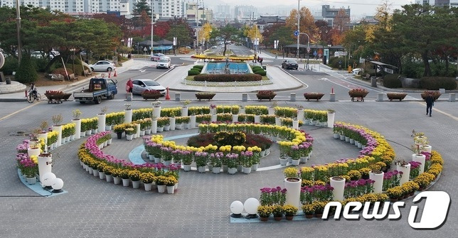 31일 충북 충주시가 국가정원 조기 조성 염원을 담아 시청 광장에서 국화 전시회를 연다고 밝혔다. 사진은 지난해 전시 모습.(충주시 제공)2022.10.31/뉴스1