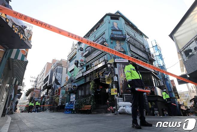 31일 오전 경찰이 서울 용산구 이태원 핼러윈 참사 현장 골목을 통제하고 있다. 2022.10.31/뉴스1 ⓒ News1 구윤성 기자