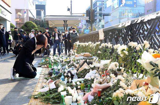 31일 오전 서울 용산구 이태원역 1번 출구에 마련된 이태원 핼러윈 참사 임시 추모공간을 찾은 시민이 희생자들을 추모하고 있다. 2022.10.31/뉴스1 ⓒ News1 구윤성 기자