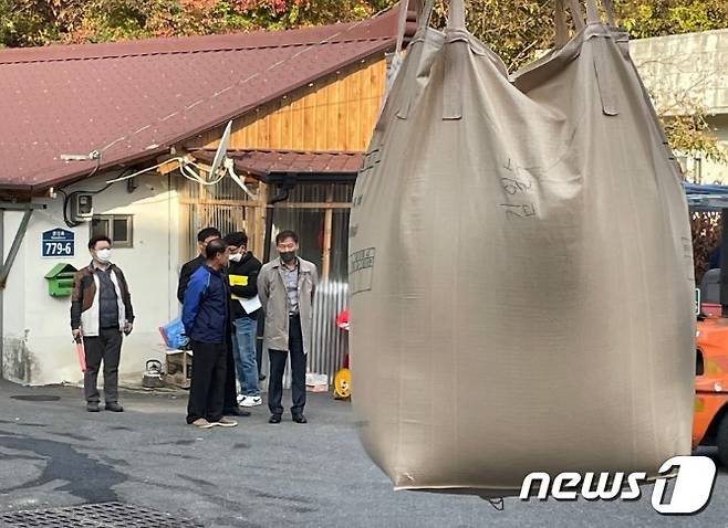 31일 전춘성 전북 진안군수(오른쪽 첫번째)가 공공비축미곡과 시장격리곡 매입현장을 찾아 진행상황을 점검하고 농업인들의 애로사항을 청취하고 있다.(진안군제공)2022.10.31/뉴스1