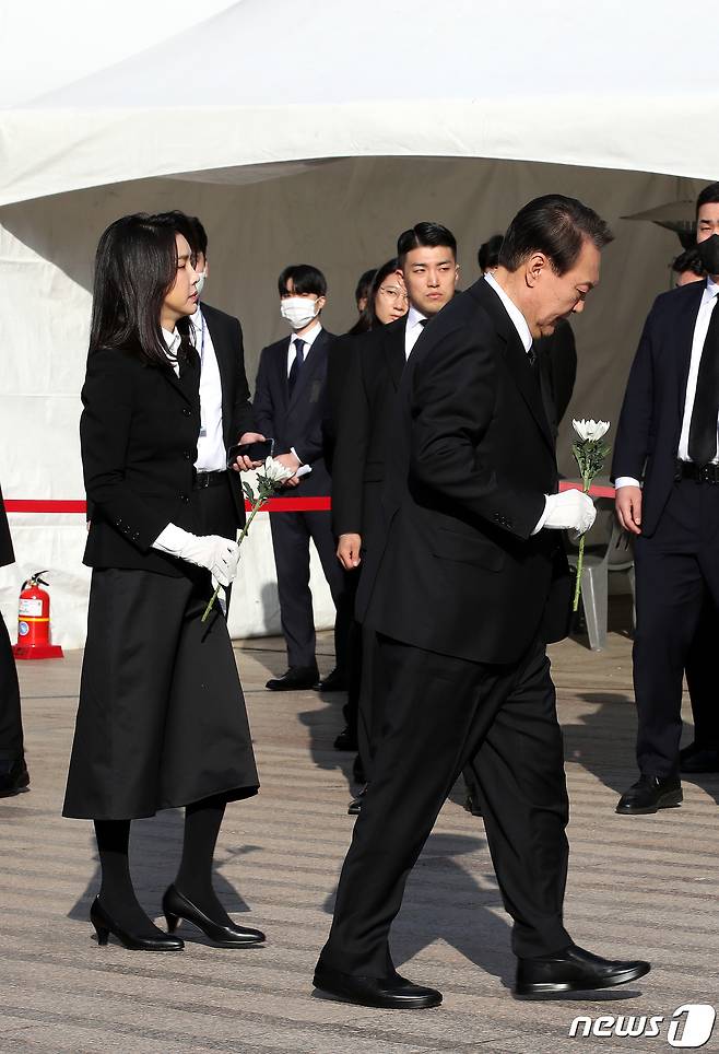 윤석열 대통령과 김건희 여사가 31일 오전 서울광장에 마련된 이태원 사고 사망자 합동분향소를 찾아 조문하고 있다. 2022.10.31/뉴스1 ⓒ News1 박지혜 기자