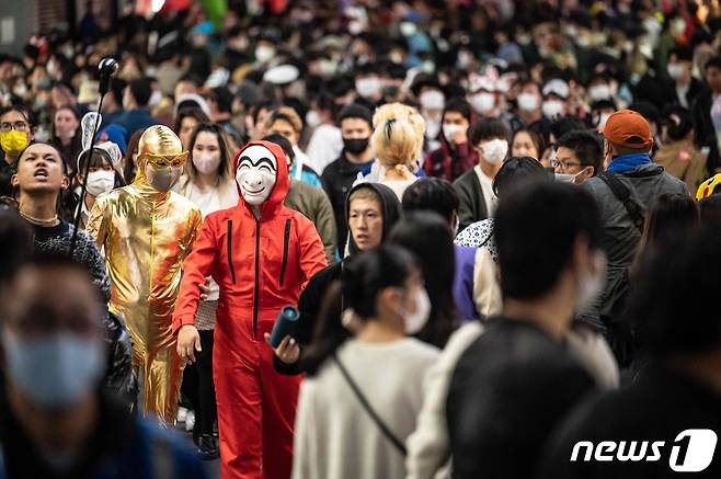 핼러윈 전야인 30일을 맞아 분장한 사람들이 일본 도쿄 시부야 거리를 걷고 있다. ⓒ AFP=뉴스1 ⓒ News1 강민경 기자