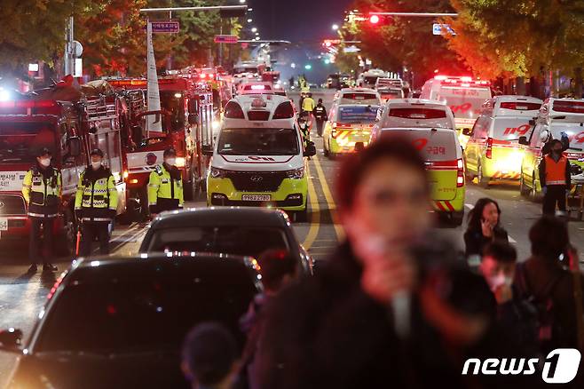 30일 새벽 서울 용산구 이태원 일대가 압사 사고로 인해 출동한 소방차와 구급차들로 가득차 있다.  2022.10.30/뉴스1 ⓒ News1 민경석 기자