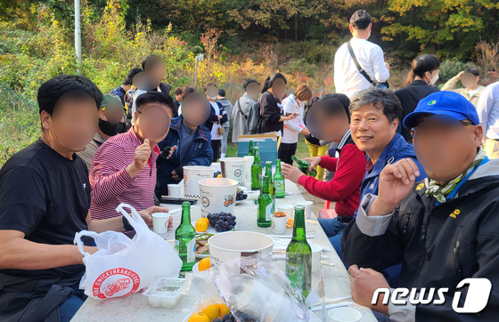 서영석 더불어민주당 의원(부천 정)이 30일 경기 파주시의 한 저수지에서 당원들과 술자리를 하고 있다. (독자제공) / 뉴스1