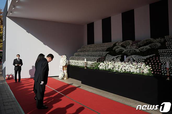 윤석열 대통령과 김건희 여사가 31일 오전 서울광장에 마련된 이태원 사고 사망자 합동분향소를 찾아 묵념하고 있다. (대통령실 제공) 2022.10.31/뉴스1 ⓒ News1 오대일 기자