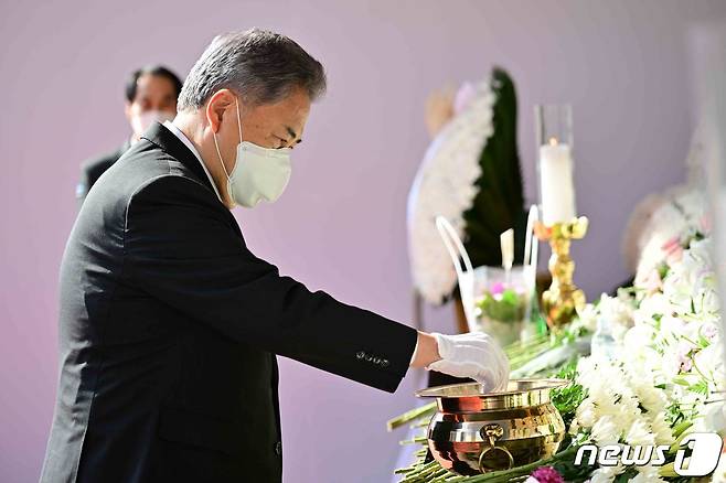 박진 외교부 장관이 31일 오후 서울 중구 서울광장에 마련된 '이태원 사고 사망자 합동분향소'를 찾아 분향하고 있다. (외교부 제공) 2022.10.31/뉴스1