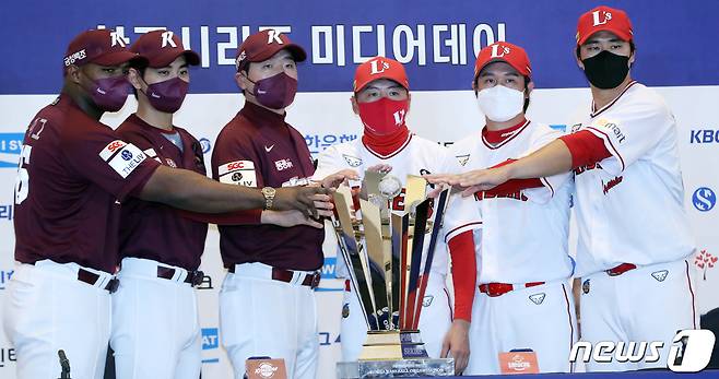 31일 오후 인천 문학종합경기장 그랜드 오스티엄 CMCC홀에서 열린 '2022 KBO 한국시리즈 미디어데이'에서 SSG와 키움 감독과 선수들이 우승트로피에 손을 올리고 있다. 왼쪽부터 키움 푸이그, 이정후, 홍원기 감독, SSG 김원형 감독, 최정, 한유섬. SSG와 키움은 다음달 1일 인천 SSG랜더스필드에서 한국시리즈(7전 4선승제) 1차전을 시작으로 우승 경쟁을 벌인다. 2022.10.31/뉴스1 ⓒ News1 황기선 기자