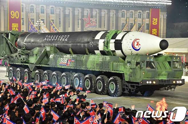 (평양 노동신문=뉴스1) = 북한 대륙간탄도미사일(ICBM) '화성-17형'. [국내에서만 사용가능. 재배포 금지. DB 금지. For Use Only in the Republic of Korea. Redistribution Prohibited] rodongphoto@news1.kr