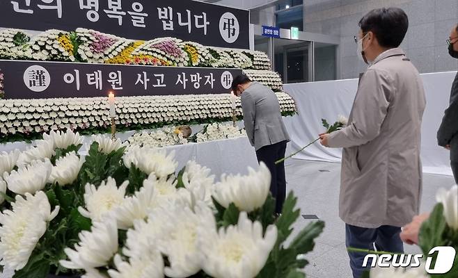 31일 오후 전북도청 공연장 1층에 마련된 '이태원 사고 사망자 합동분향소'에서 시민들이 고인을 애도하는 마음으로 헌화하고 있다.2022.10.31/뉴스1 이지선기자