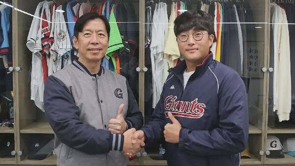 5년 90역원에 계약한 박세웅(오른쪽)과&nbsp;이석환 롯데 자이언츠 대표이사가 라커룸에서 악수를 하고 있다.&nbsp;