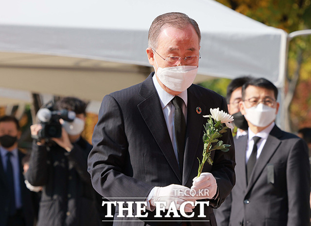 반기문 전 유엔사무총장이 31일 오전 서울 중구 서울광장에 마련된 이태원 압사사고 희생자 합동분향소를 찾아 조의를 표하고 있다. /이동률 기자