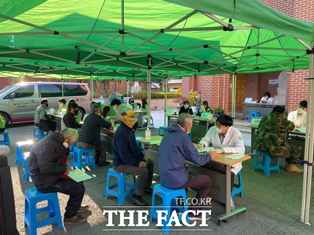 전남대학교병원은 광주 동구에 있는 호남동성당에서 거리 노숙인을 위한 의료 봉사를 했다고 31일 밝혔다./ 전남대병원 제공