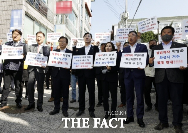 정명근 화성시장(중앙)이 31일 출소한 연쇄성폭행범 박병화가 화성 봉담읍 원룸에서 머물것으로 알려지면서 인근 주민들과 이를 저지하는 규탄 구호를 외치고 있다./화성시 제공