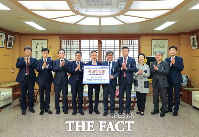 31일 미래에셋증권 최현만 회장이 암과 백혈병에 시달리는 어린이들을 위해 써 달라며 전남대병원에 발전기금 5000만원을 기부했다./ 전남대 제공