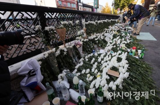 31일 서울 용산구 지하철 6호선 이태원역 1번 출구 앞에 마련된 '핼러윈 인파' 압사 사고 희생자 추모 공간에 한 시민이 희생자들을 추모하고 있다./김현민 기자 kimhyun81@