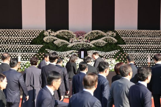 윤석열 대통령과 김건희 여사가 31일 오전 서울시청 광장에 설치된 이태원 사고 사망자 합동분향소를 찾아 조문하고 있다. 사진=연합뉴스