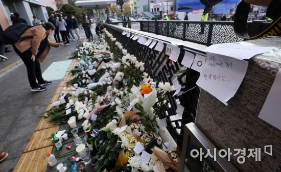 31일 서울 용산구 지하철 6호선 이태원역 1번 출구 앞에 마련된 '핼러윈 인파' 압사 사고 희생자 추모 공간에 한 시민이 희생자들을 추모하고 있다./김현민 기자 kimhyun81@