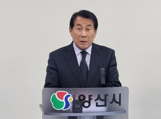 나동연 양산시장이 이태원 사고 희생자에 대해 애도하고 있다.